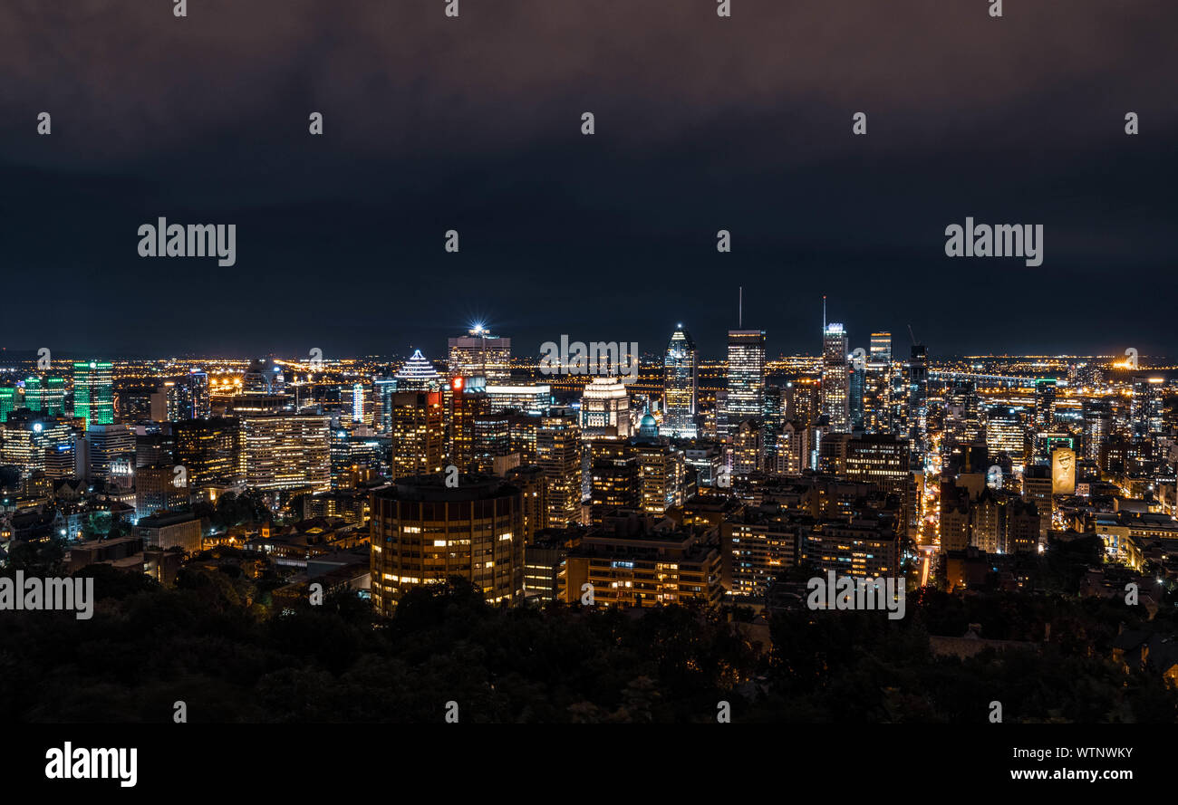 Il centro di Montreal si anima con un'affascinante esposizione di luci della città, creando uno skyline radioso che dipinge il paesaggio urbano con un fascino Foto Stock
