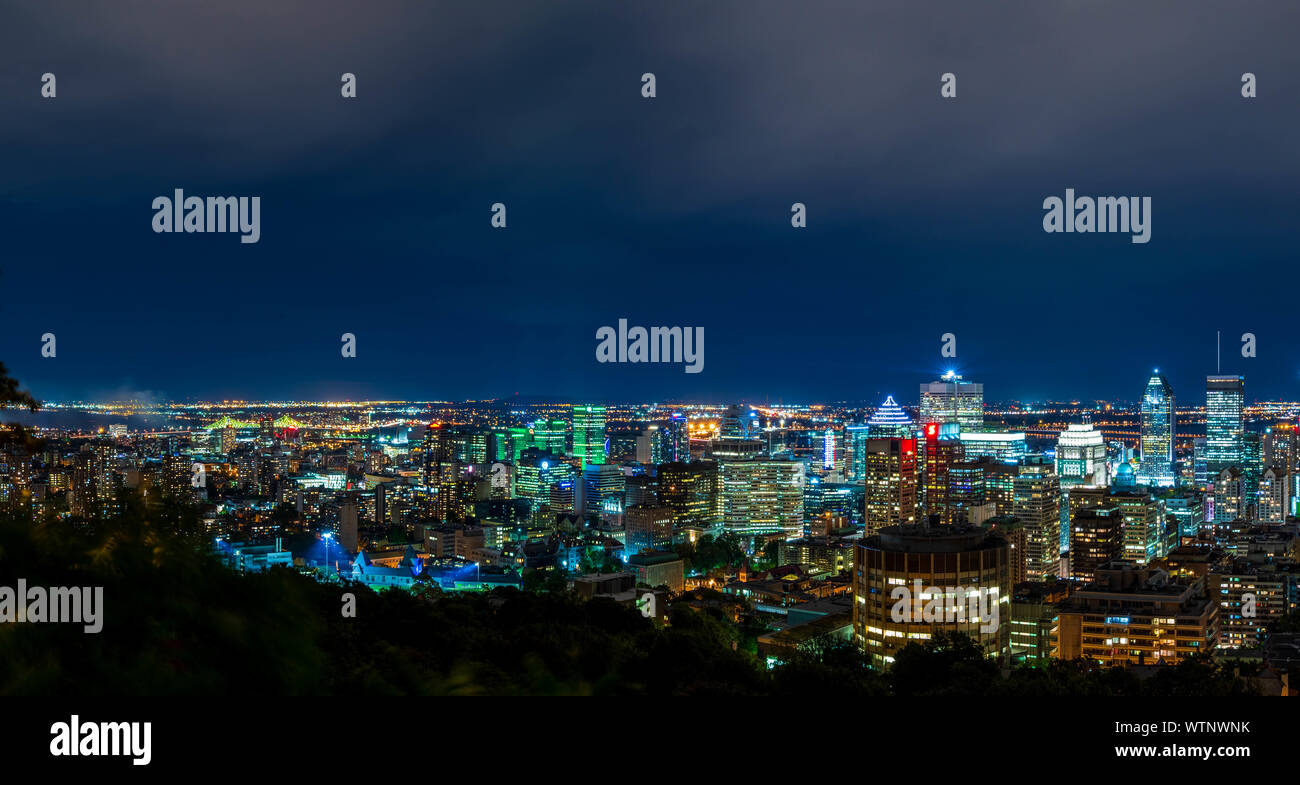 Il centro di Montreal si anima con un'affascinante esposizione di luci della città, creando uno skyline radioso che dipinge il paesaggio urbano con un fascino Foto Stock