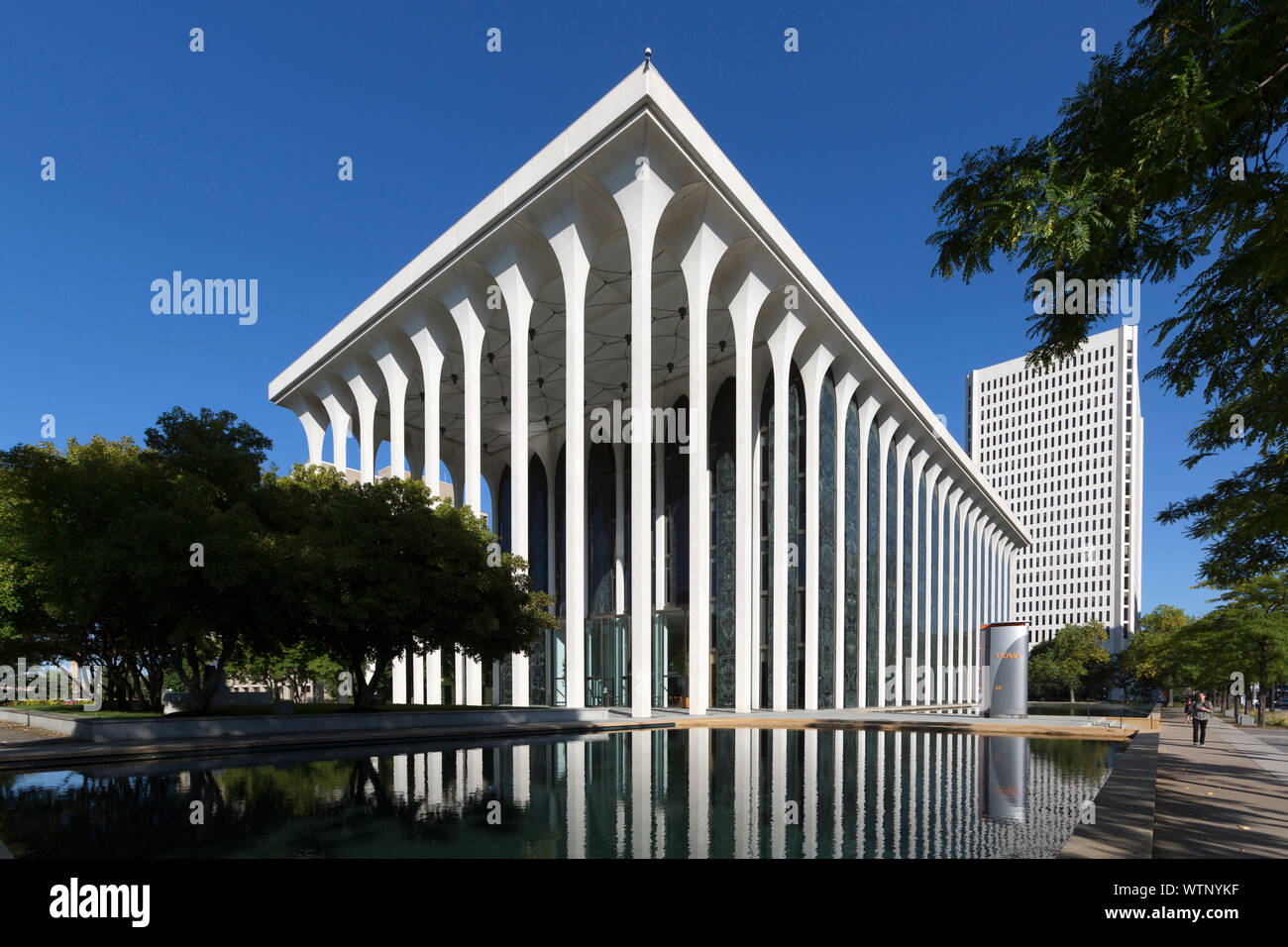 Il moderno edificio Northwestern National Life degli anni '1960 della metà del secolo, progettato dall'architetto Minoru Yamasaki, si trova nel centro di Minneapolis, Minneosta. Foto Stock