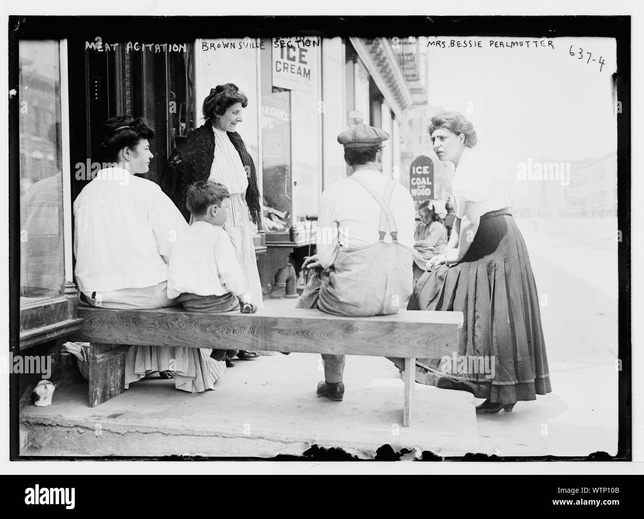 La sig.ra Bessie Perlmutter ha e altri al di fuori del negozio di carne, agitazione, New York, Brownsville Sezione Foto Stock