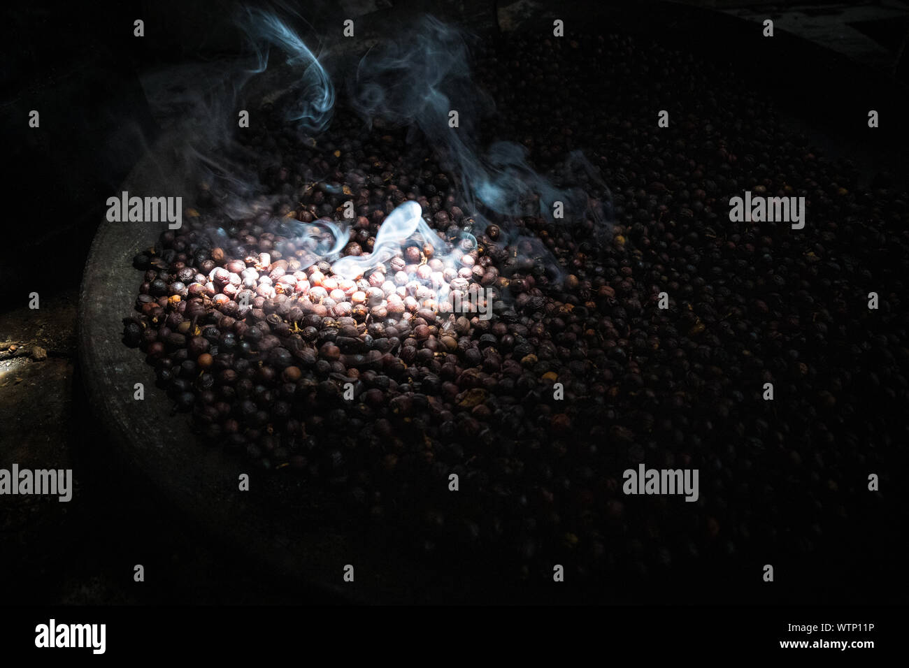 Torrefazione di caffè con la gente del posto a San Pedro La Laguna, Guatemala Foto Stock