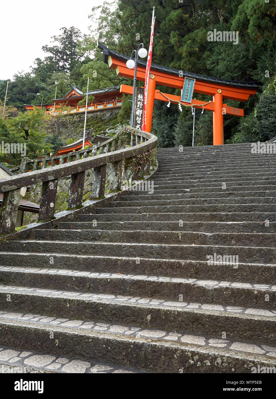 SHINGU, Giappone - 27 ottobre 2007: la scala di pietra che conduce fino a torii gate all'ingresso Kumano Hayatama Taisha sacrario scintoista. Wakayama. Foto Stock