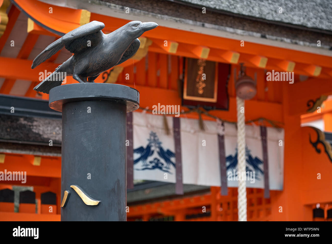 SHINGU, Giappone - 27 ottobre 2007: Statua di tre zampe Yatagarasu corvo che ha guidato l'imperatore Jimmu da Kumano alla pianura di Yamato. davanti a Kum Foto Stock