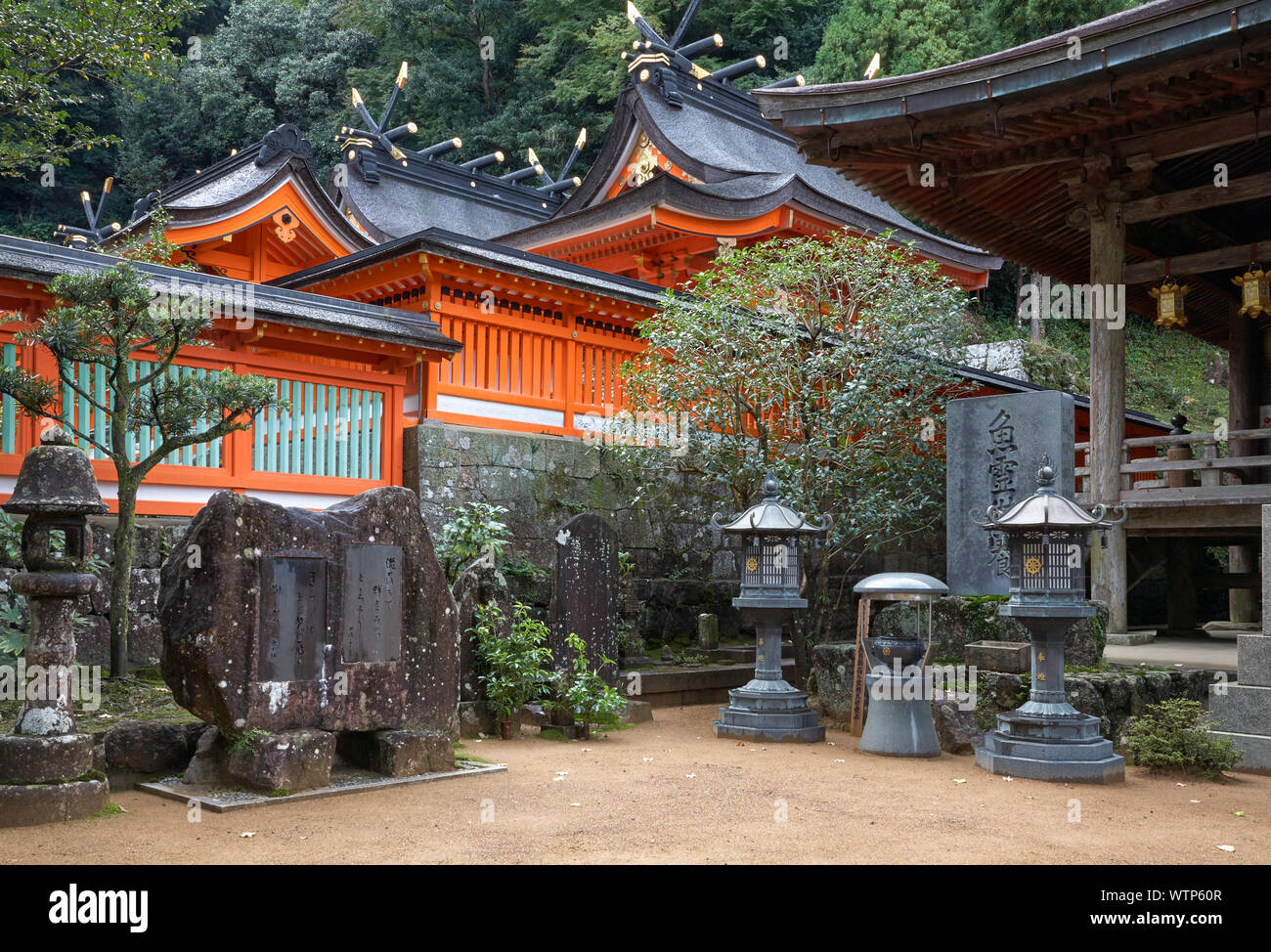 SHINGU, Giappone - 27 ottobre 2007: Le lanterne di pietra nel cortile interno di Kumano Hayatama Taisha. Shingu. Wakayama. Giappone Foto Stock