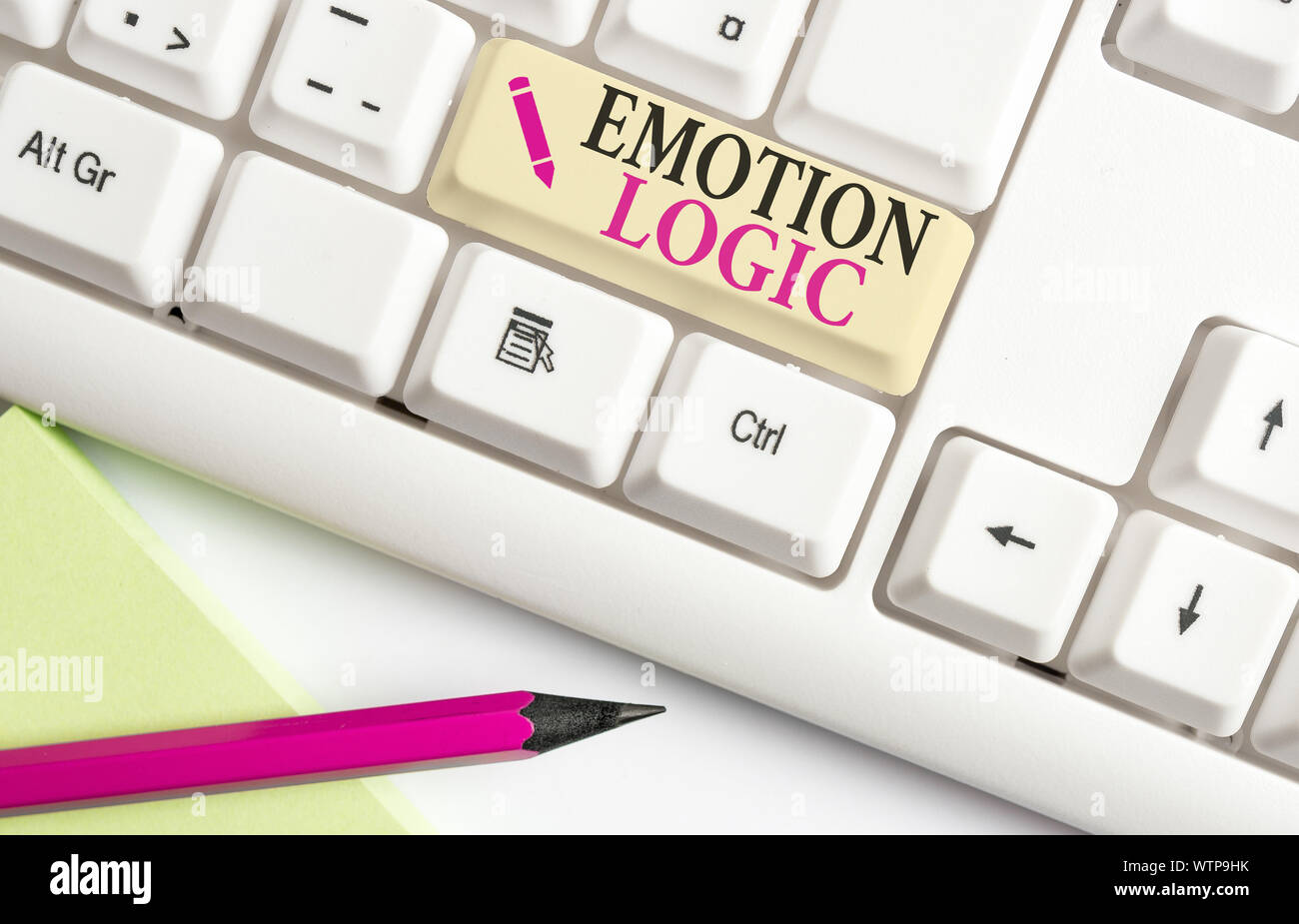 La grafia la scrittura di testo emozione logica. Foto concettuale cuore o cervello anima o Intelligence confusione pari equilibrio White tastiera PC con nota vuota Foto Stock