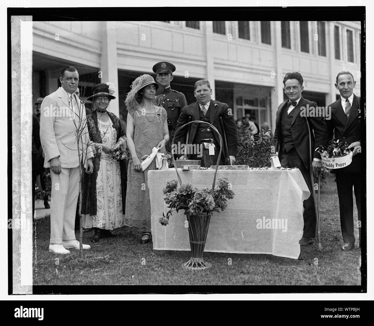 La sig.ra Coolidge a party in giardino a Mt. Alto, [5/27/25] Foto Stock