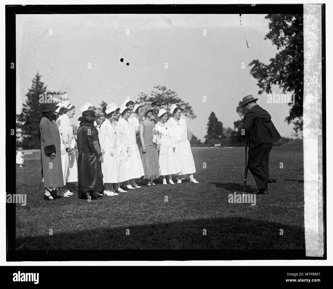 La sig.ra Coolidge a party in giardino a Mt. Alto, 5/27/25 Foto Stock