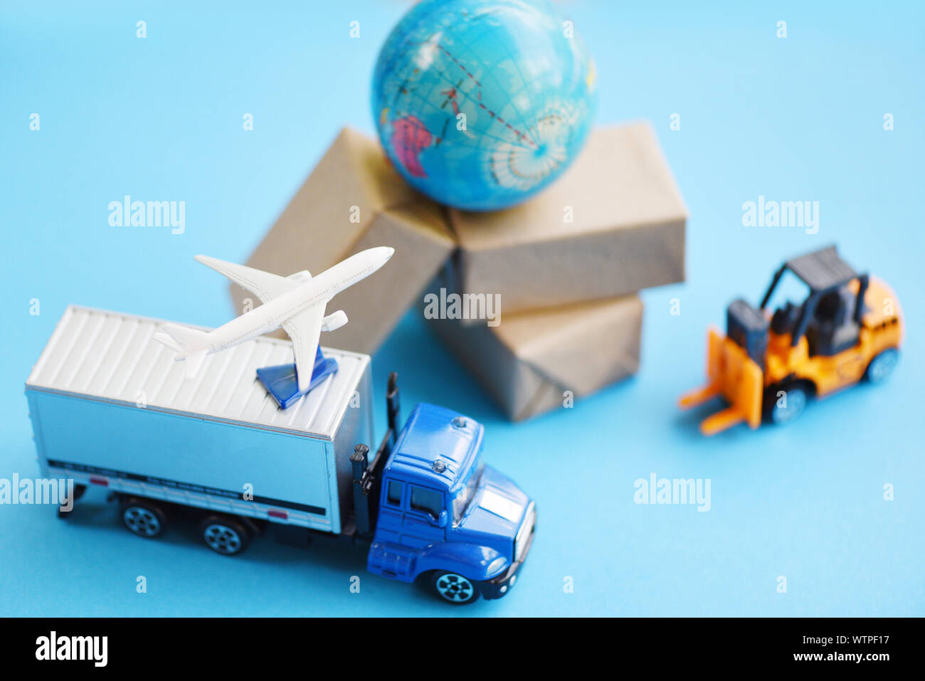 Trasporto logistico import export servizio di spedizione ai clienti di ordinare le cose da via internet spedizione internazionale on-line concept corriere aereo cargo pl Foto Stock