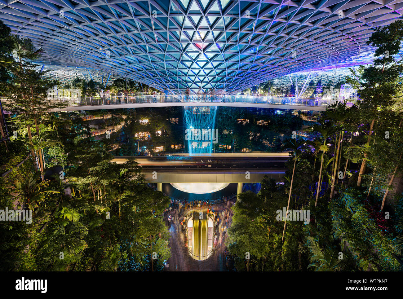 Gioiello dell'Aeroporto Changi di Singapore, una cupola di vetro con cascata al coperto e foresta, shopping mall, il morsetto e l'hotel Foto Stock