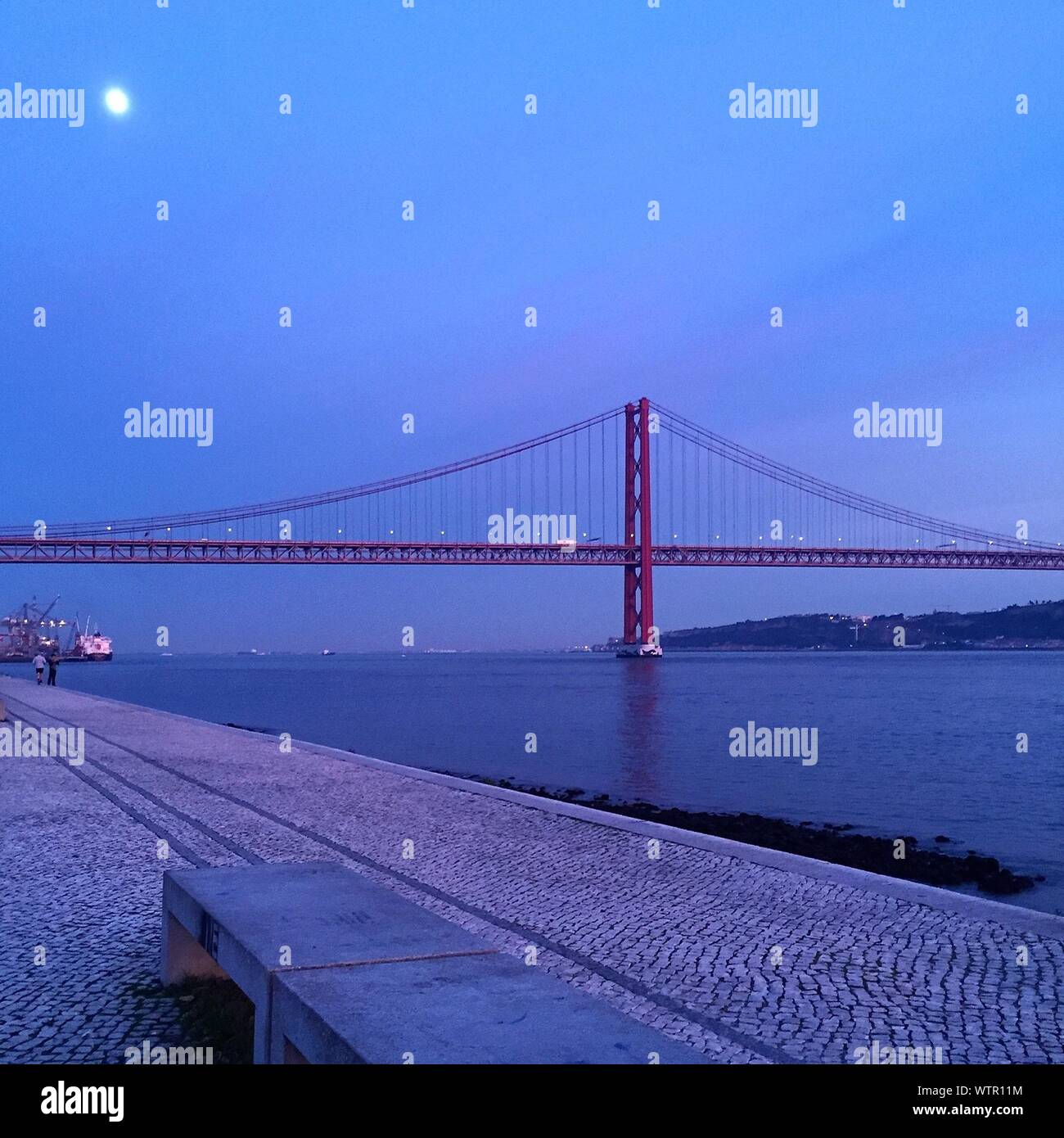 25 de Abril ponte sul fiume Tejo contro il cielo al tramonto Foto Stock