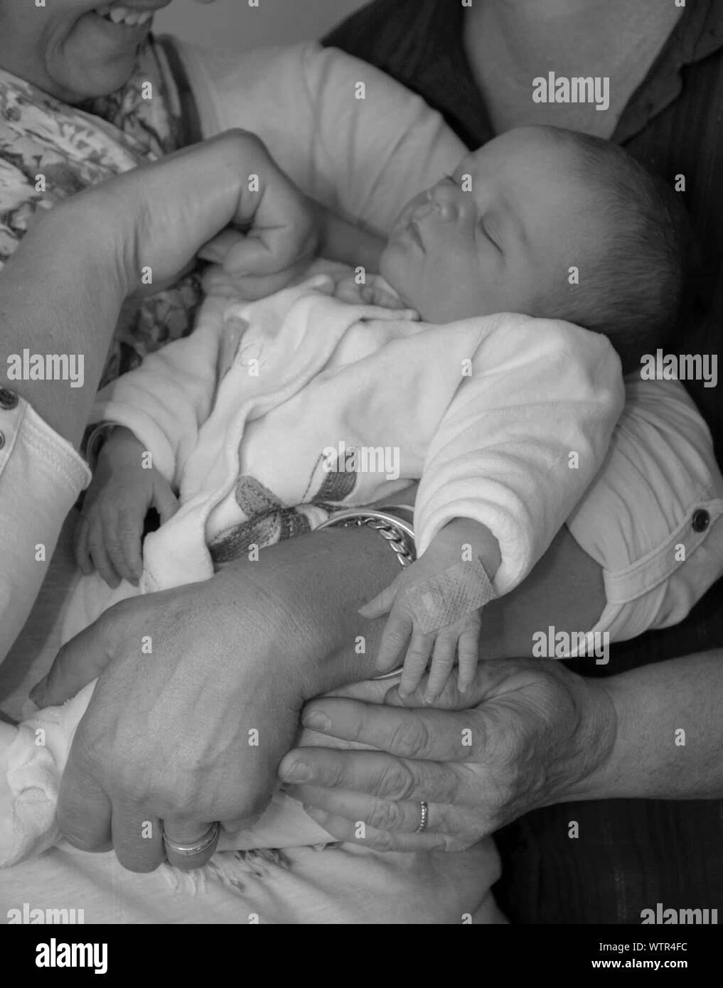 Sezione mediana della donna con il marito Azienda New Born Baby Foto Stock