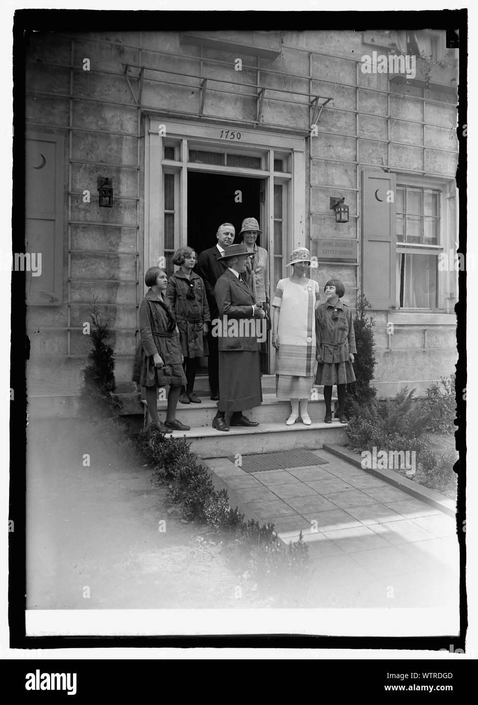 La sig.ra Herbert Hoover & Mrs. Coolidge a Girl Scouts' piccola casa, 5/16/25 Foto Stock