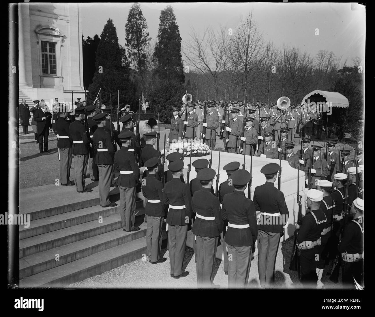 La sig.ra Hoover alla tomba. La sig.ra Herbert Hoover, la posa di uno spray di rose sulla tomba del Milite Ignoto a Arlington National Cemetery, il giorno dell'Armistizio, nov. 11. Foto Stock