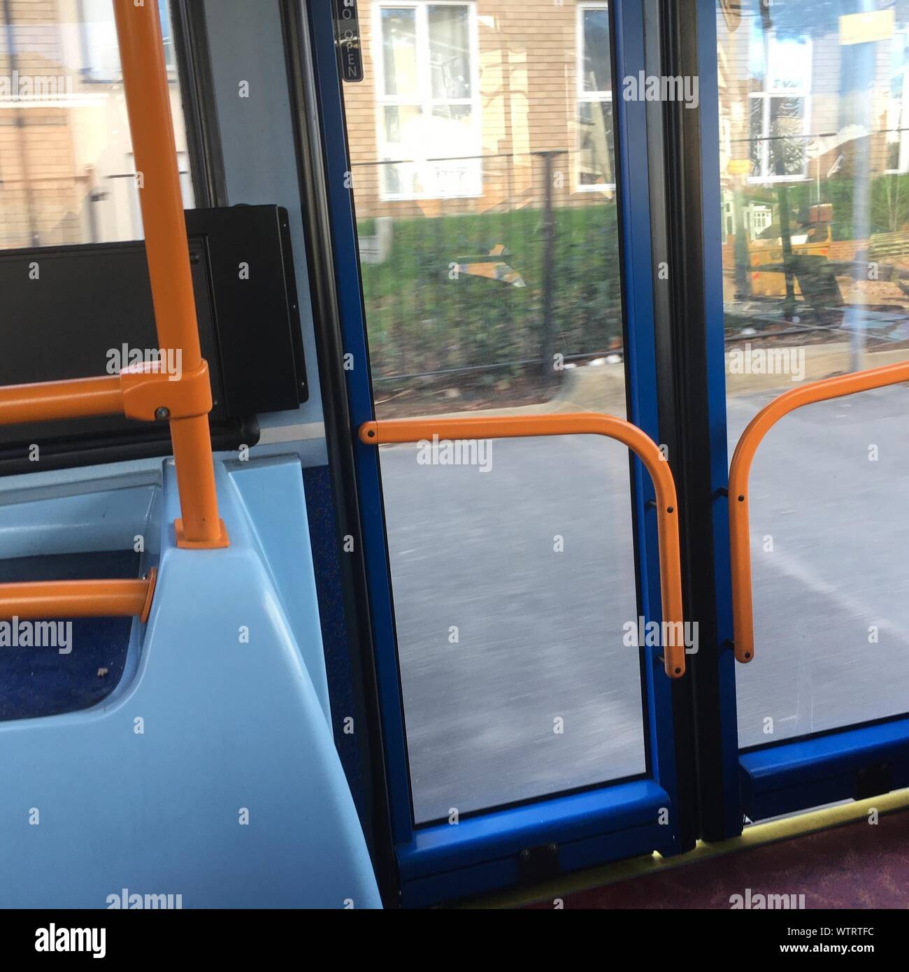 Porte chiuse sul bus a Street Foto stock - Alamy