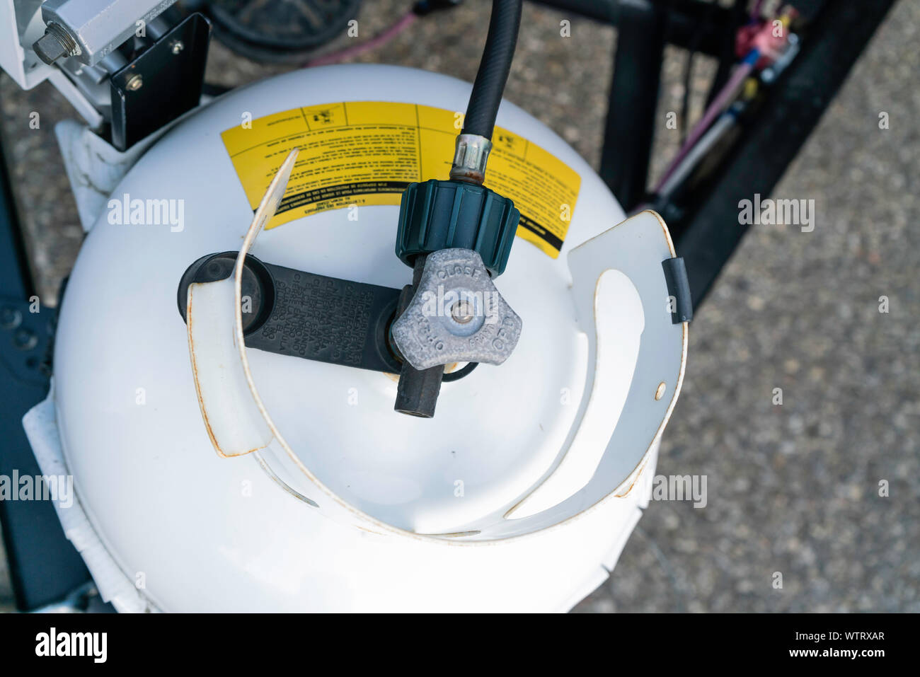 La cottura di bombola del gas con il tubo che conduce a RV Foto Stock