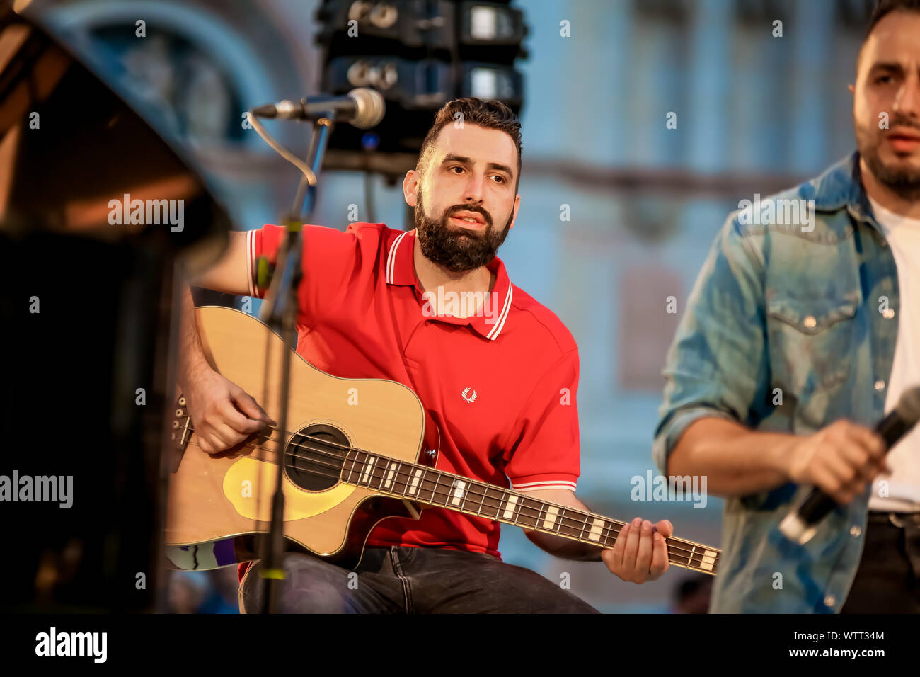 Bologna, Italia. Decimo Sep, 2019. Animali veloci e lenti i bambini, spesso abbreviato come FASK, sono un'alternativa italiana rock band formata a Perugia nel 2008. Il 10 settembre hanno suonato in Piazza Maggiore a Bologna per un grande evento gratuito, la premiere del Tuttomoltobello festival che sarà inoltre tenuto a Bologna nel "Parco del Dopolavoro Ferroviario' 11, 12, 13 settembre. (Foto di Luigi Rizzo/Pacific Stampa) Credito: Pacific Press Agency/Alamy Live News Foto Stock