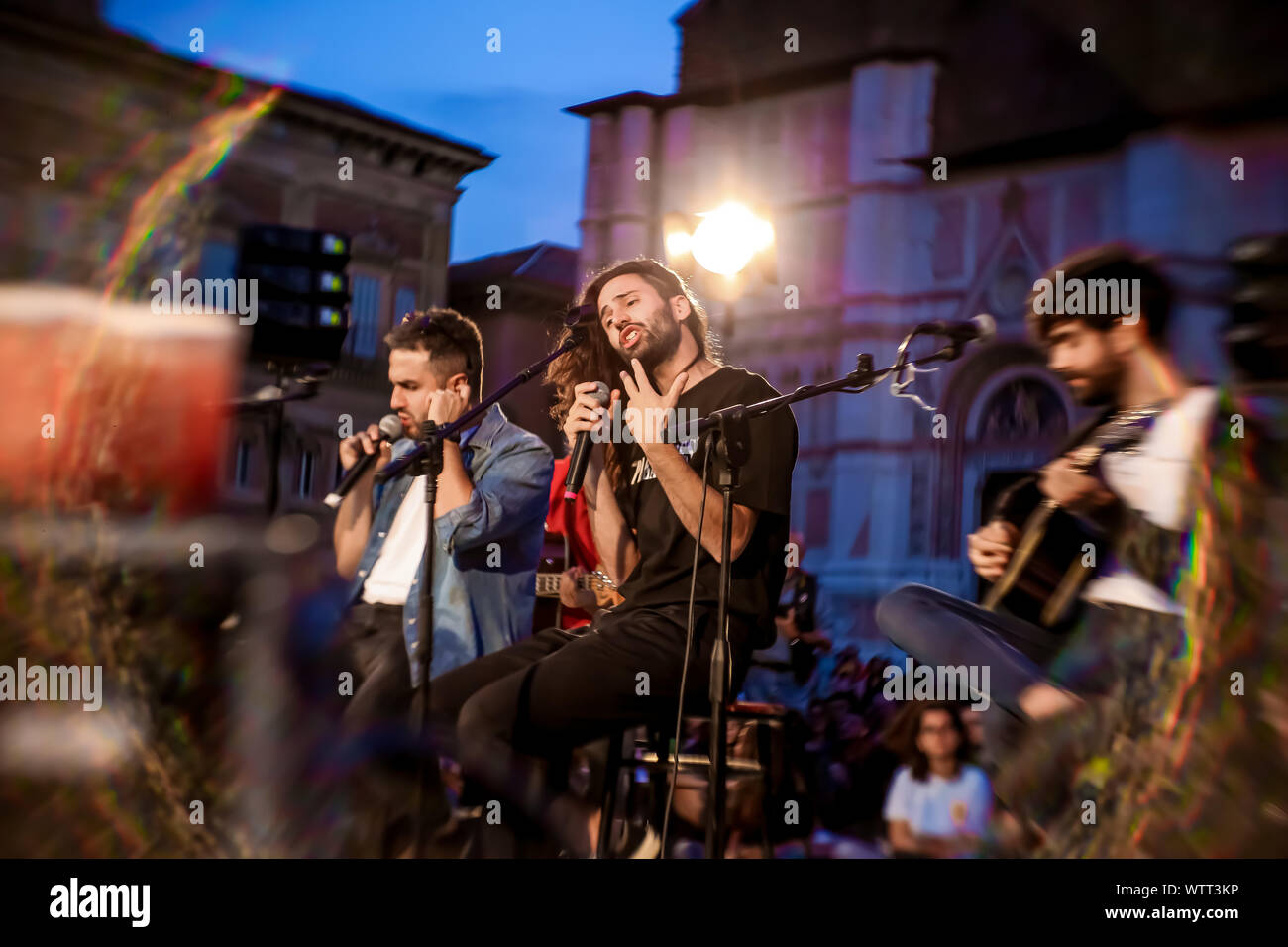 Bologna, Italia. Decimo Sep, 2019. Animali veloci e lenti i bambini, spesso abbreviato come FASK, sono un'alternativa italiana rock band formata a Perugia nel 2008. Il 10 settembre hanno suonato in Piazza Maggiore a Bologna per un grande evento gratuito, la premiere del Tuttomoltobello festival che sarà inoltre tenuto a Bologna nel "Parco del Dopolavoro Ferroviario' 11, 12, 13 settembre. (Foto di Luigi Rizzo/Pacific Stampa) Credito: Pacific Press Agency/Alamy Live News Foto Stock