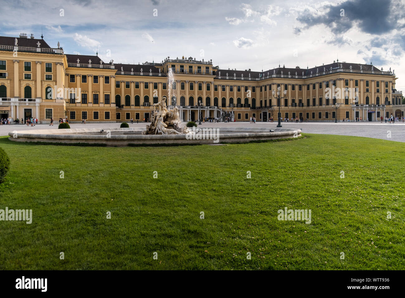 VIENNA, Austria - 15 agosto 2019: Il Palazzo di Schönbrunn fu la principale residenza di estate dei righelli asburgica, situato in Hietzing, Vienna. Foto Stock