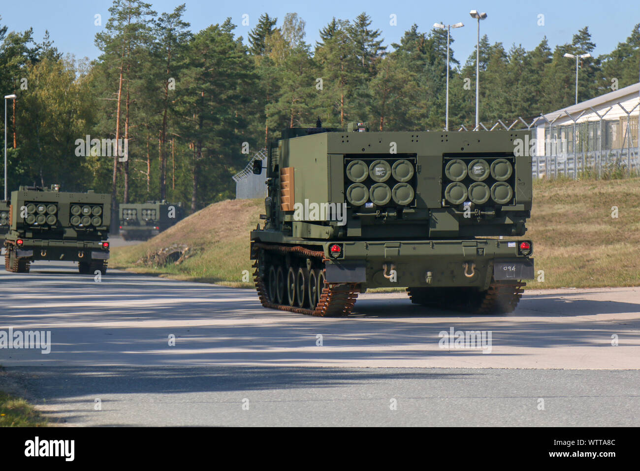 I contraenti di unità multiple a razzo di lancio dei sistemi per la quarantunesima edizione del campo di brigata di artiglieria (XLI FAB) motore piscina come parte della brigata di fielding di apparecchiature a caserma della torre, Germania sett. 11, 2019. La quarantunesima FAB è stato riattivato nov. 30, 2018 dopo aver lasciato Babenhausen, Germania, 13 anni prima. (U.S. Esercito foto di Sgt. Christopher Stewart) Foto Stock