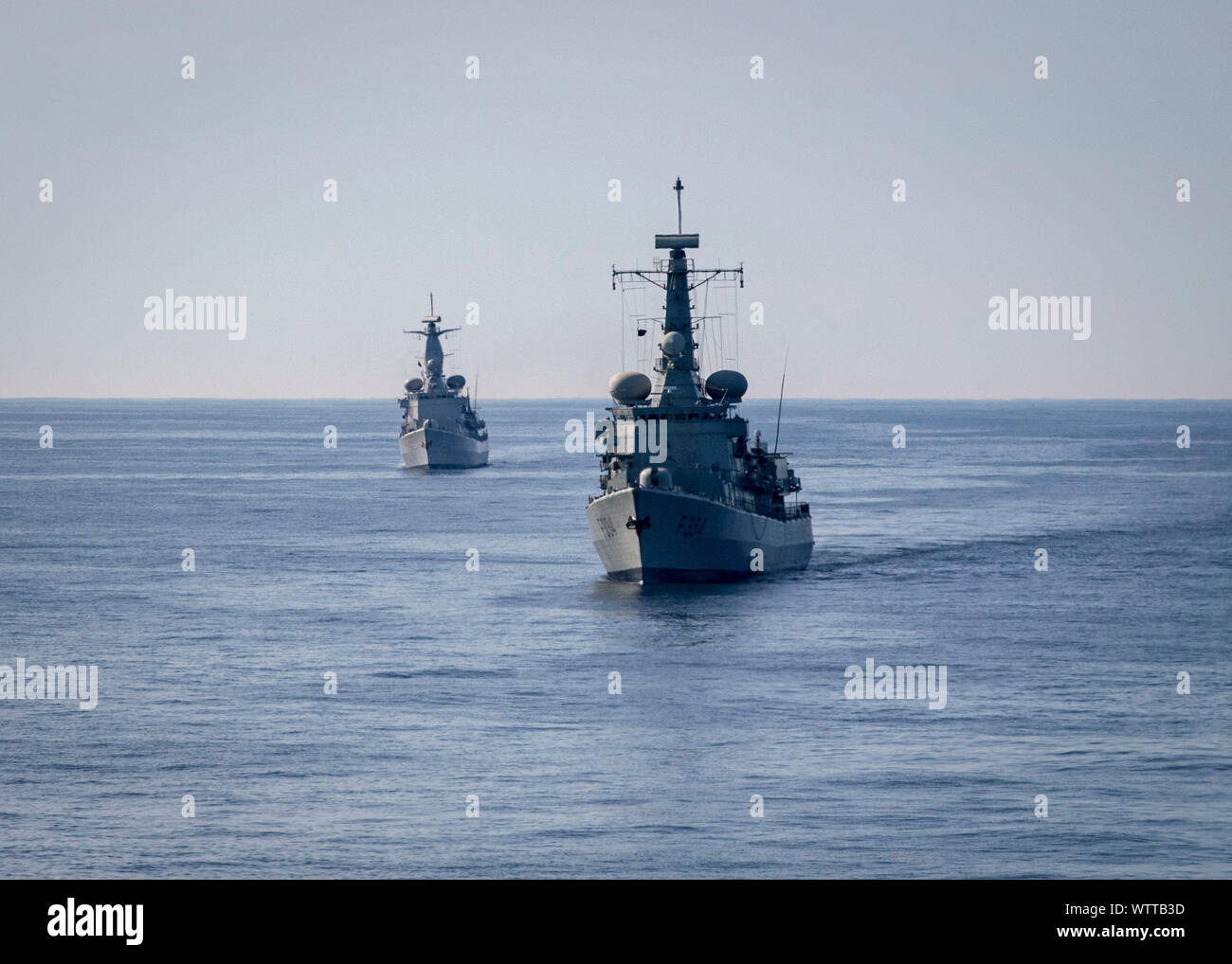 190910-N-UB406-0174 OCEANO ATLANTICO (sett. 10, 2019) Il belga navy frigate Leopoldo I (F930), a sinistra e la marina portoghese frigate NRP D. Francisco de Almeida (F334), a destra il transito dell'Oceano Atlantico durante l'esercizio Cutlass Fury 2019. Cutlass Fury è progettato per essere una biennale, mezzo-scala esercizio al largo della costa della Nuova Scozia e Terranova, con il solo scopo di esercizio del Canada atlantico flotta, Allied Marine, e altri elementi comuni a livello tattico di guerra. (U.S. Foto di Marina di Massa lo specialista di comunicazione 2a classe Cameron Stoner) Foto Stock