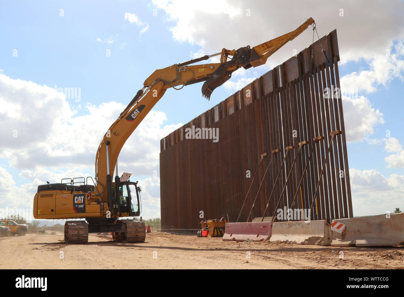 Appaltatori, sotto la direzione di U.S. Esercito di ingegneri, luogo bollard acciaio pannelli in corrispondenza di uno dei tre struttura di barriera siti vicino a Lukeville, Ariz., Sett. 10, 2019. USACE è fornire direzione e supervisione del Dipartimento della Difesa (DoD)-finanziato la costruzione della barriera di progetti di sistema lungo il confine sud-ovest. Questi progetti sono in corso di esecuzione da USACE, come diretto attraverso gli Stati Uniti Esercito dal Segretario della Difesa, in risposta al Dipartimento di Sicurezza della richiesta di assistenza per proteggere gli Stati Uniti frontiera meridionale bloccando i trafficanti di droga nei corridoi in Foto Stock