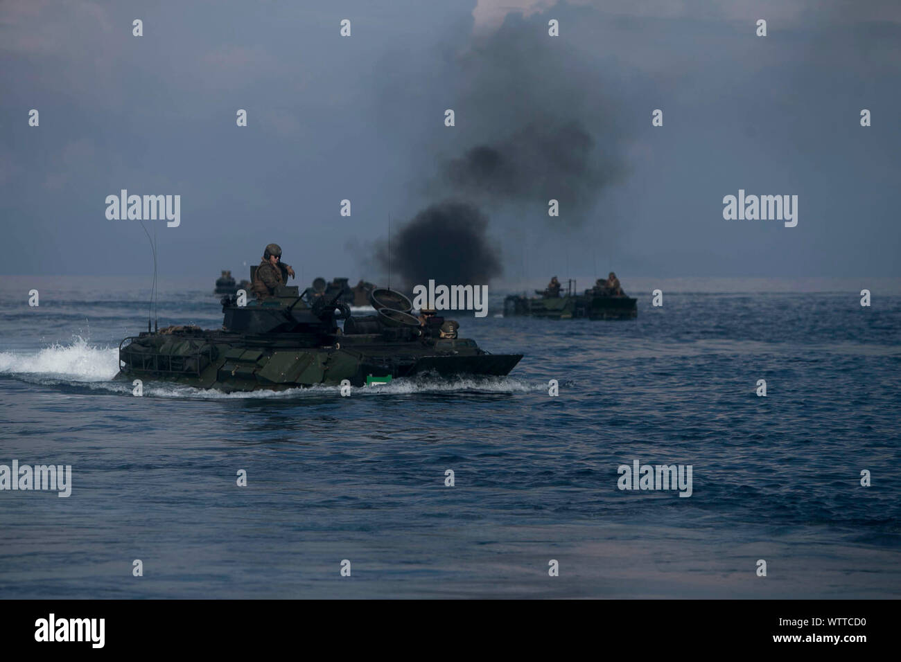 Assalto anfibio con veicoli Fox Company, Battaglione Team di atterraggio, 2° Battaglione, 1° Marines, 31 Marine Expeditionary Unit, attraversare il surf durante la simulazione di una meccanizzata raid anfibio a Camp Schwab, Okinawa, in Giappone, e il agosto 18, 2019. Il trentunesimo MEU e squadrone anfibio 11, a bordo di Vespa Anfibia pronto gruppo di navi, ha condotto una serie di operazioni sequenziali che simulava expeditionary navale combinata bracci di manovra dal patrimonio anfibio a riva, utilizzando Air-Ground Marine Task Force integrate in tutti i domini di combattimento. (Gazzetta Marine Corps photo by LCpl Kyle P. Foto Stock