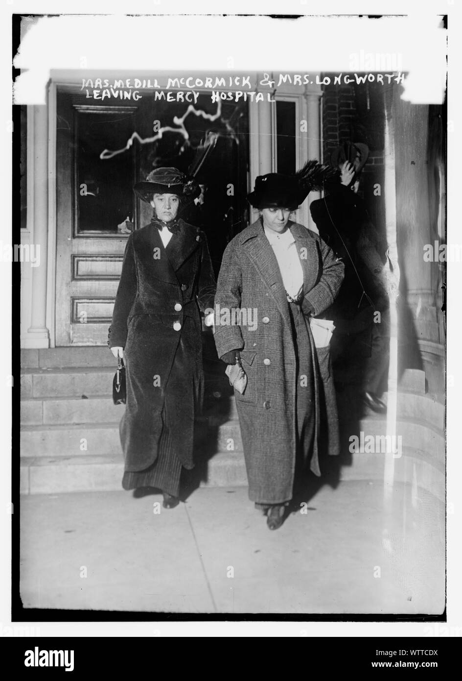 La sig.ra Medill McCormick e la Sig.ra [Alice Roosevelt] Longworth lasciando Mercy Hospital Foto Stock