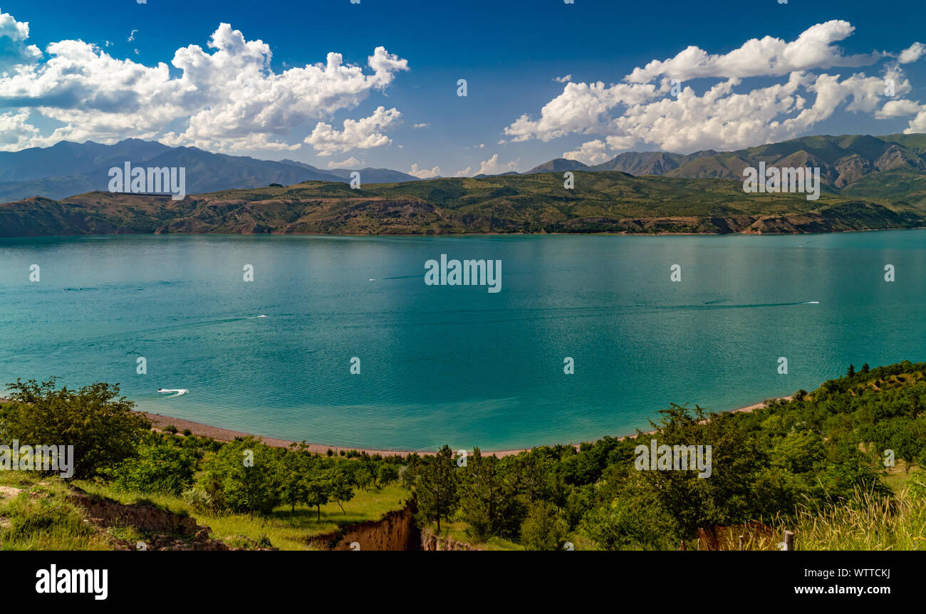 Il lago in montagna in estate, Charvak, Uzbekistan Foto Stock