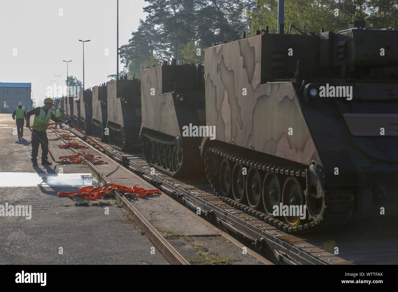 Un imprenditore che rimuove una fascetta di arresto da un M113 corazzato Trasporto di personale presso il fungo Grafenwoehr sett. 11, 2019. I veicoli sono essendo schierata per la quarantunesima edizione del campo di brigata di artiglieria, settimo Esercito di formazione comando. (U.S. Esercito foto di Sgt. Christopher Stewart) Foto Stock