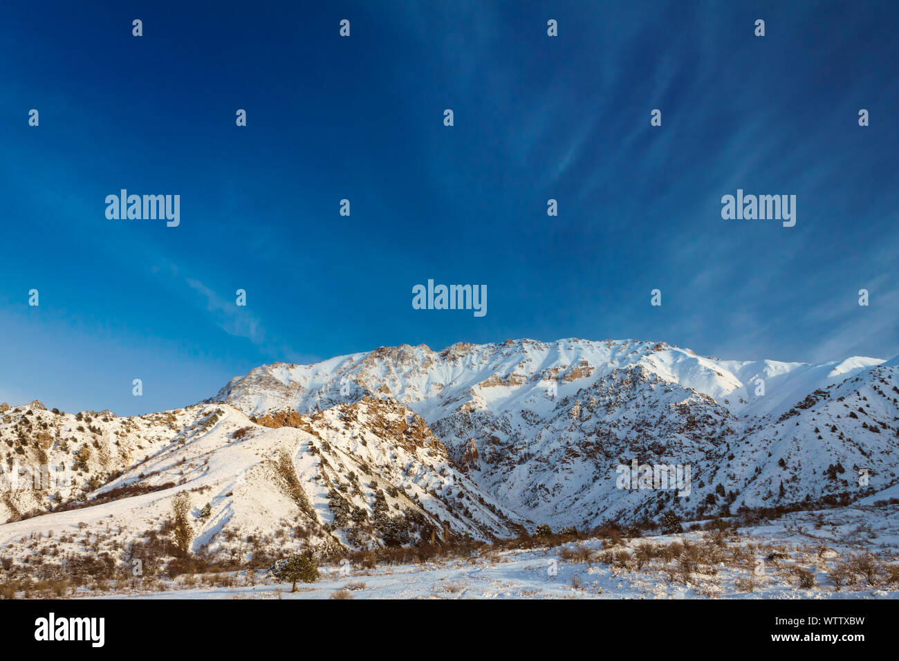 Pittoresche alpi montagna parzialmente coperto da neve, tardo autunno Foto Stock