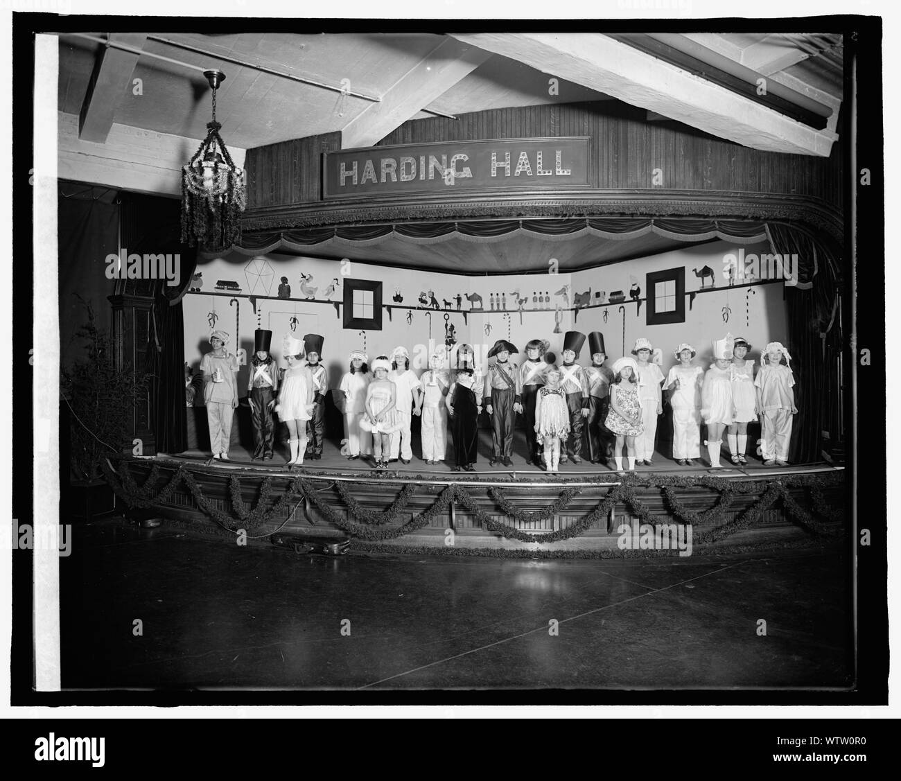 La sig.ra Shren della classe di ballo Foto Stock