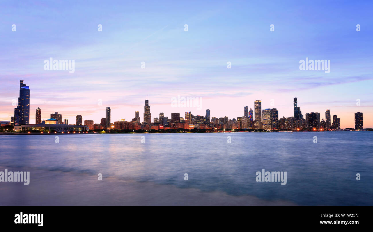 Sullo skyline di Chicago al tramonto con il lago Michigan in primo piano, IL, Stati Uniti d'America Foto Stock