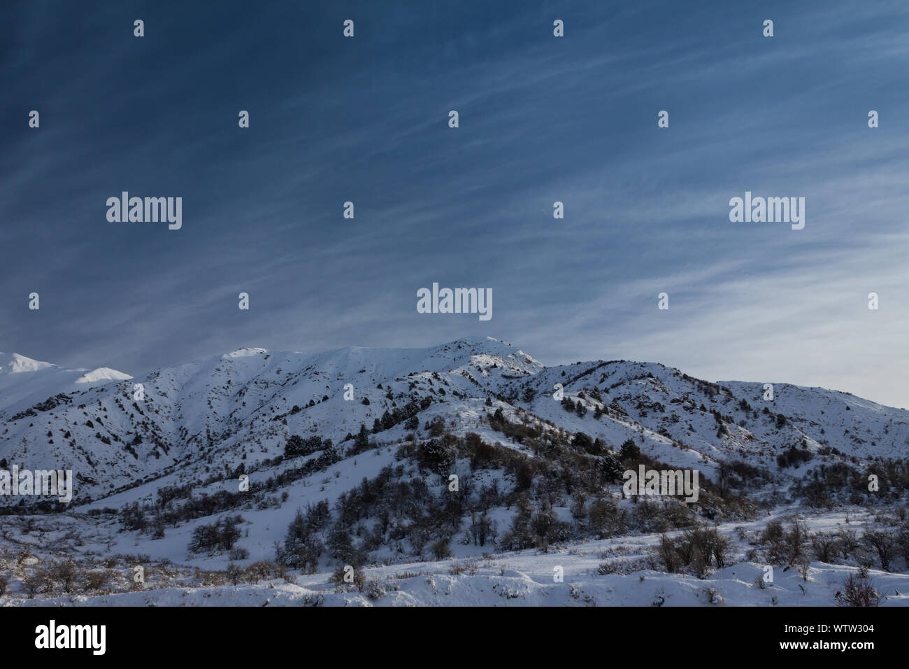 Pittoresche alpi montagna parzialmente coperto da neve, tardo autunno Foto Stock
