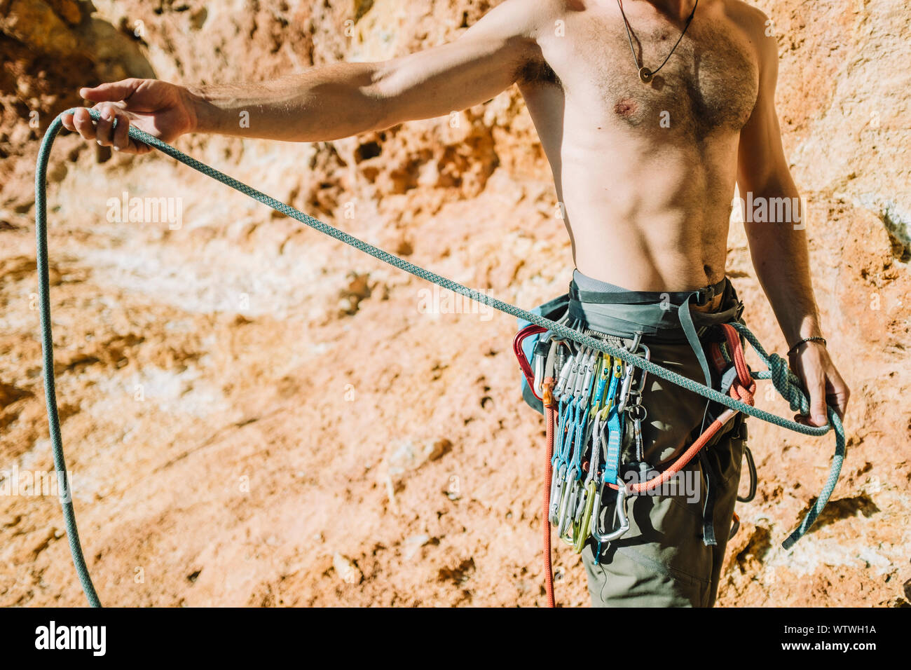 Close up di scalare marcia e alpinista maschio tenendo la corda Foto Stock