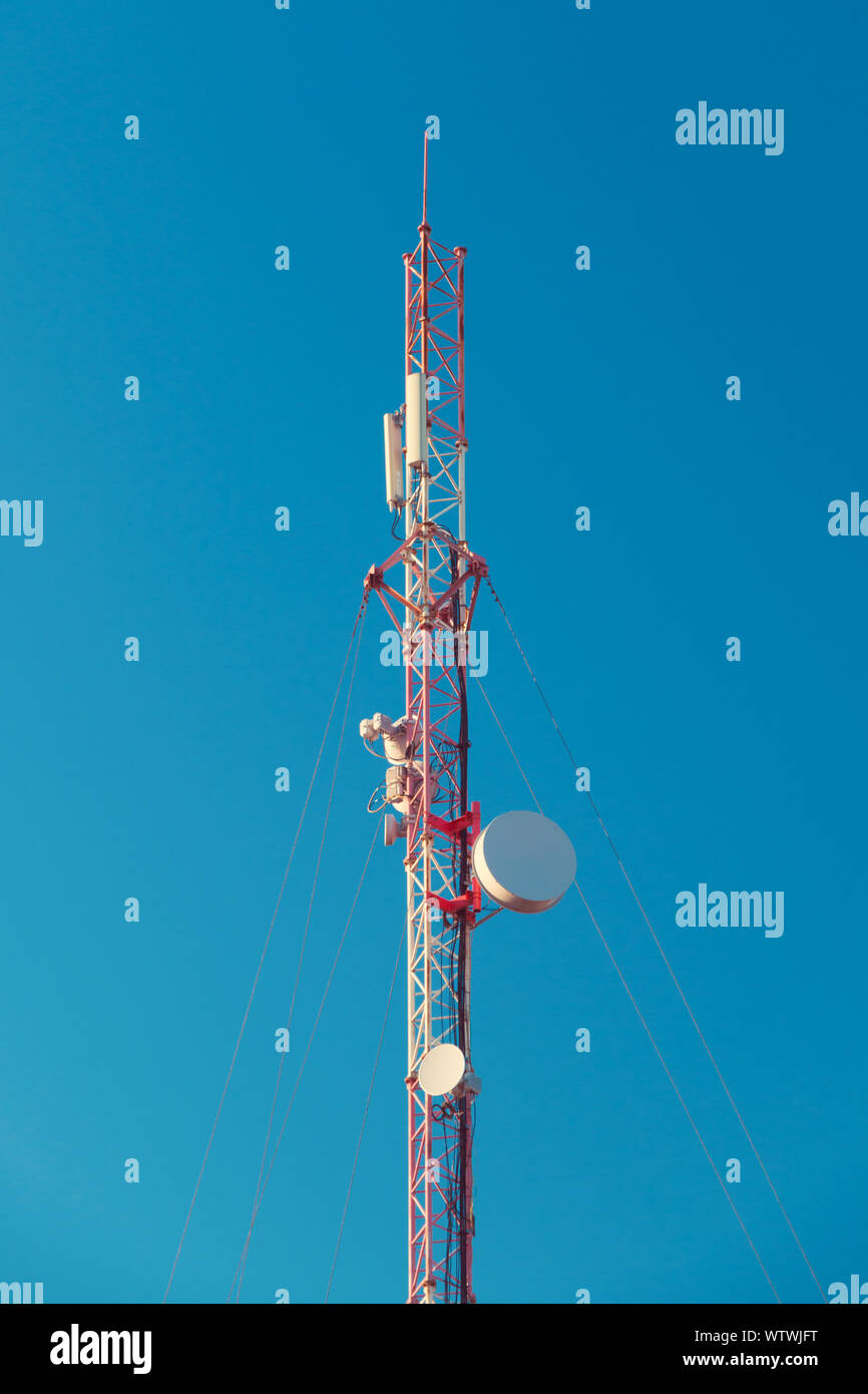 Torre cellulare con le antenne sul cielo blu Foto Stock