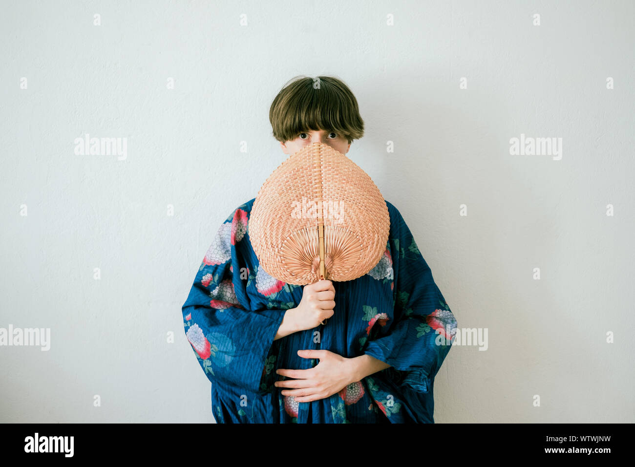 Giovane donna in kimono orientali in studio Foto Stock
