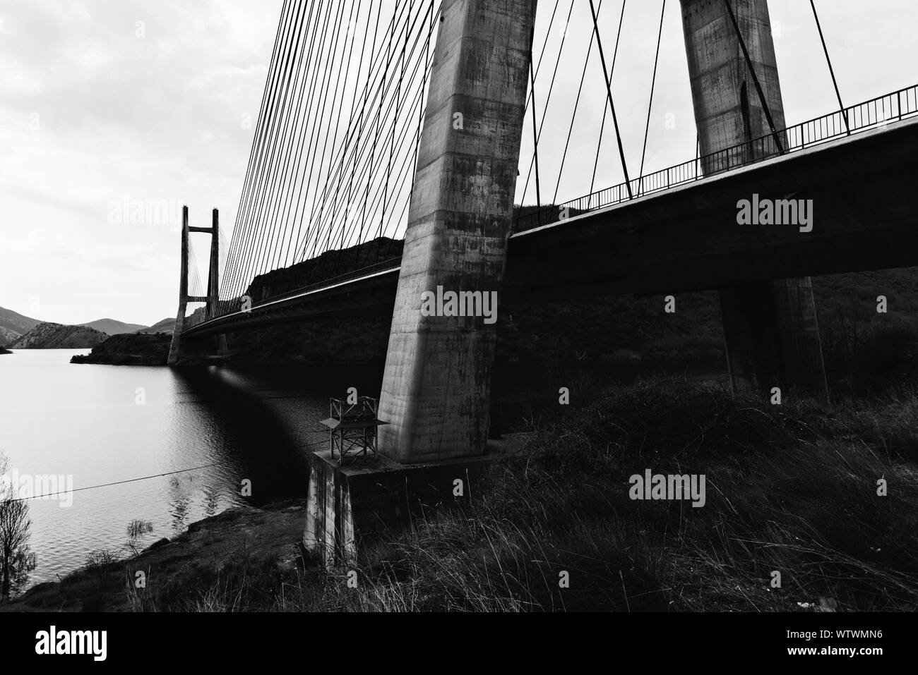 Sospensione moderno ponte attraverso il serbatoio a Los Barrios De Luna in Castiglia e Leon, Spagna. Foto Stock
