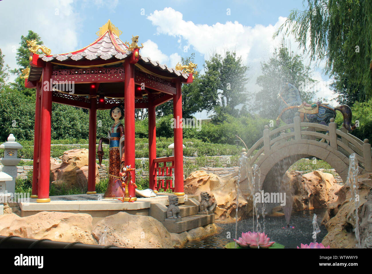 Shanghai, Shanghai, Cina. Xii Sep, 2019. Shanghai, Cina-Shanghai Disneyland popolare punch-in progetti: Mulan giardino, principessa di sogno Castello, cartoon IP sfilata di flottazione, giocattolo mobilitazione mostrano, Alice sonnambulismo Wonderland labirinto, domani le future concept car, Winnie l'Orso avventure, porto caraibico di pirateria e di spettacoli teatrali, ecc. Credito: SIPA Asia/ZUMA filo/Alamy Live News Foto Stock