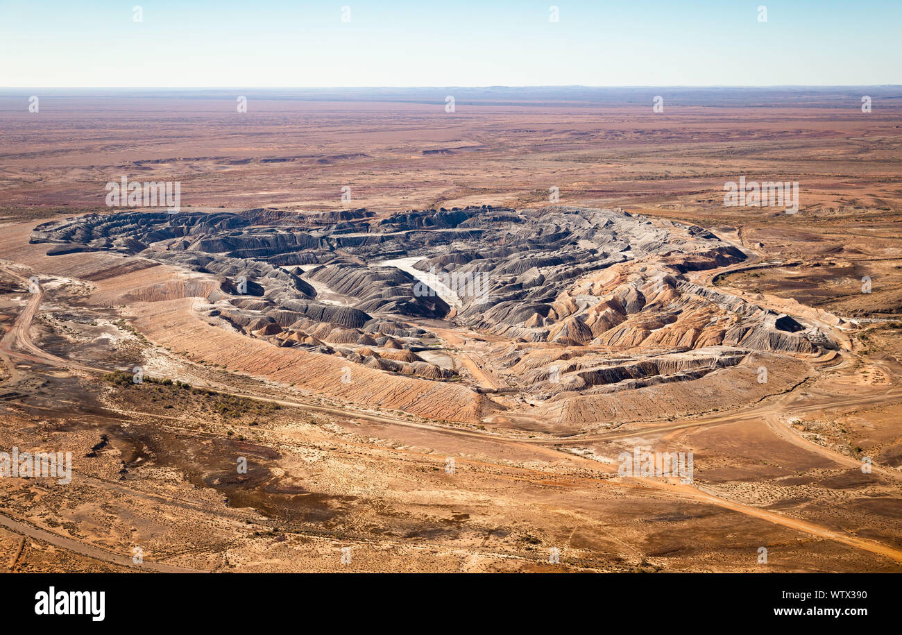 Ora chiuso miniera di carbone a Leigh Creek, Sud Australia, antenna shot Foto Stock
