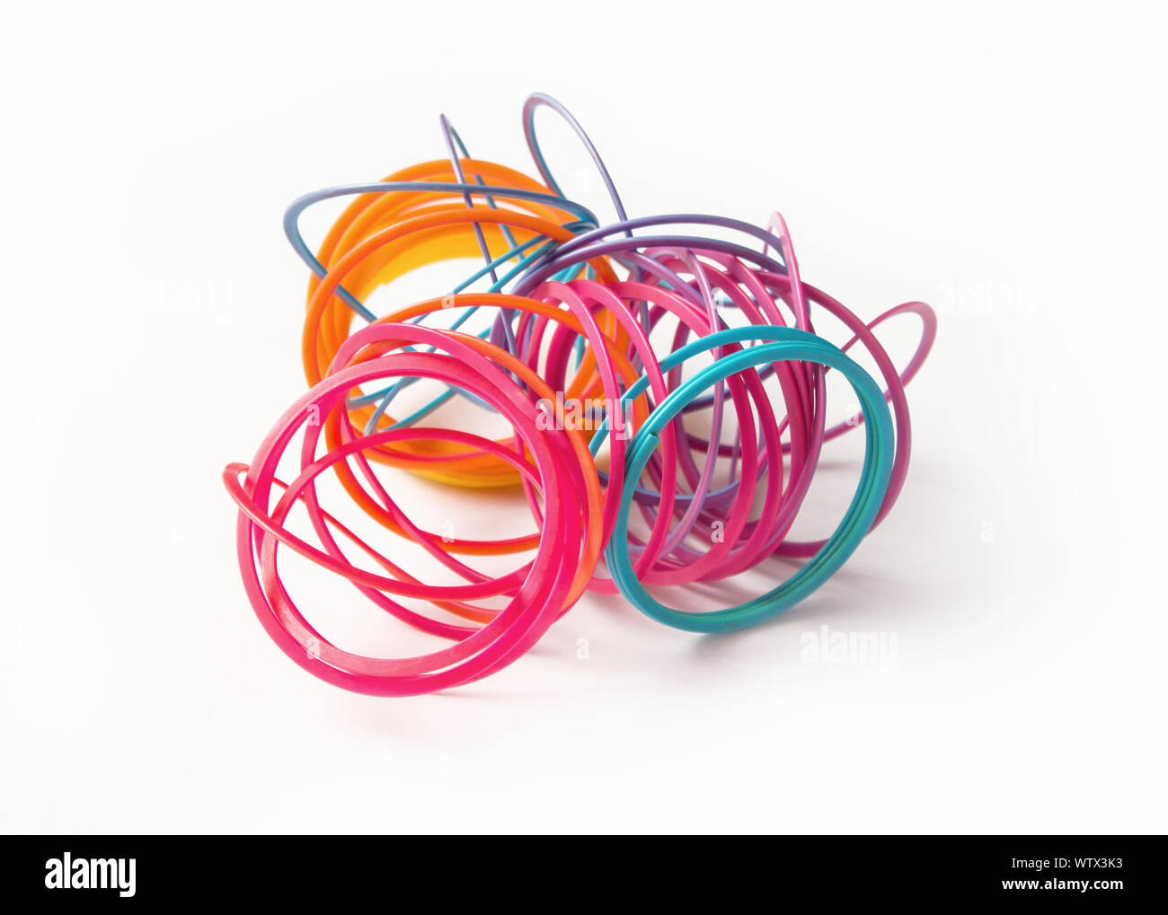 Problema concetto (aggrovigliate slinky) isolato su bianco Foto Stock