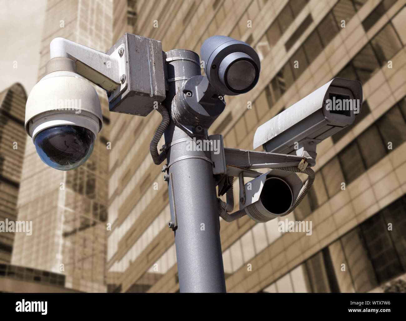 Circuito chiuso telecamera multi-angolo sistema TVCC sullo sfondo dell'ambiente urbano. Sicurezza. Foto Stock