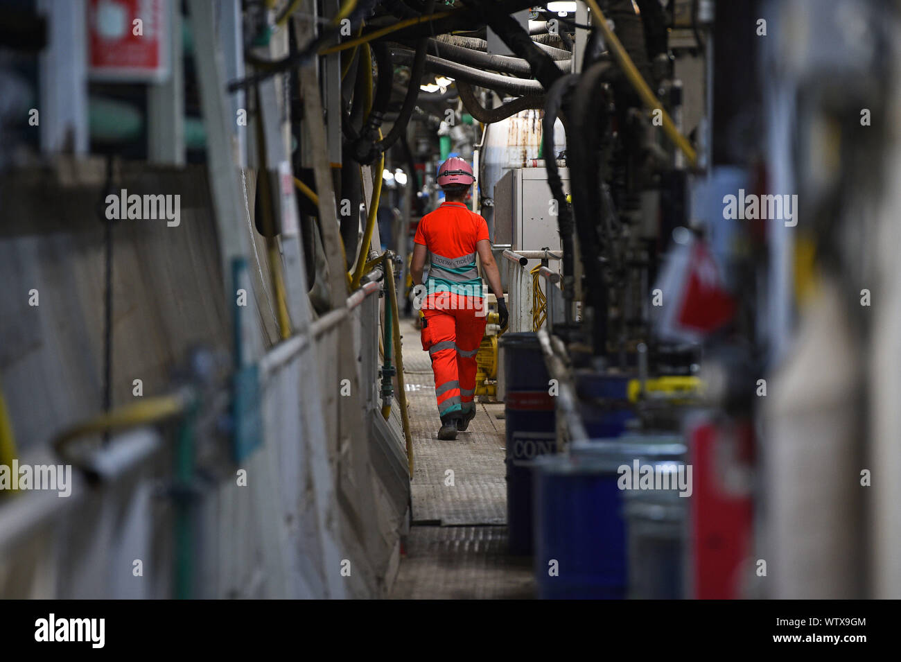 Un ingegnere cammina dentro una macchina alesatrice lo scavo di una sezione della Thames Tideway Tunnel in Londra. Foto Stock