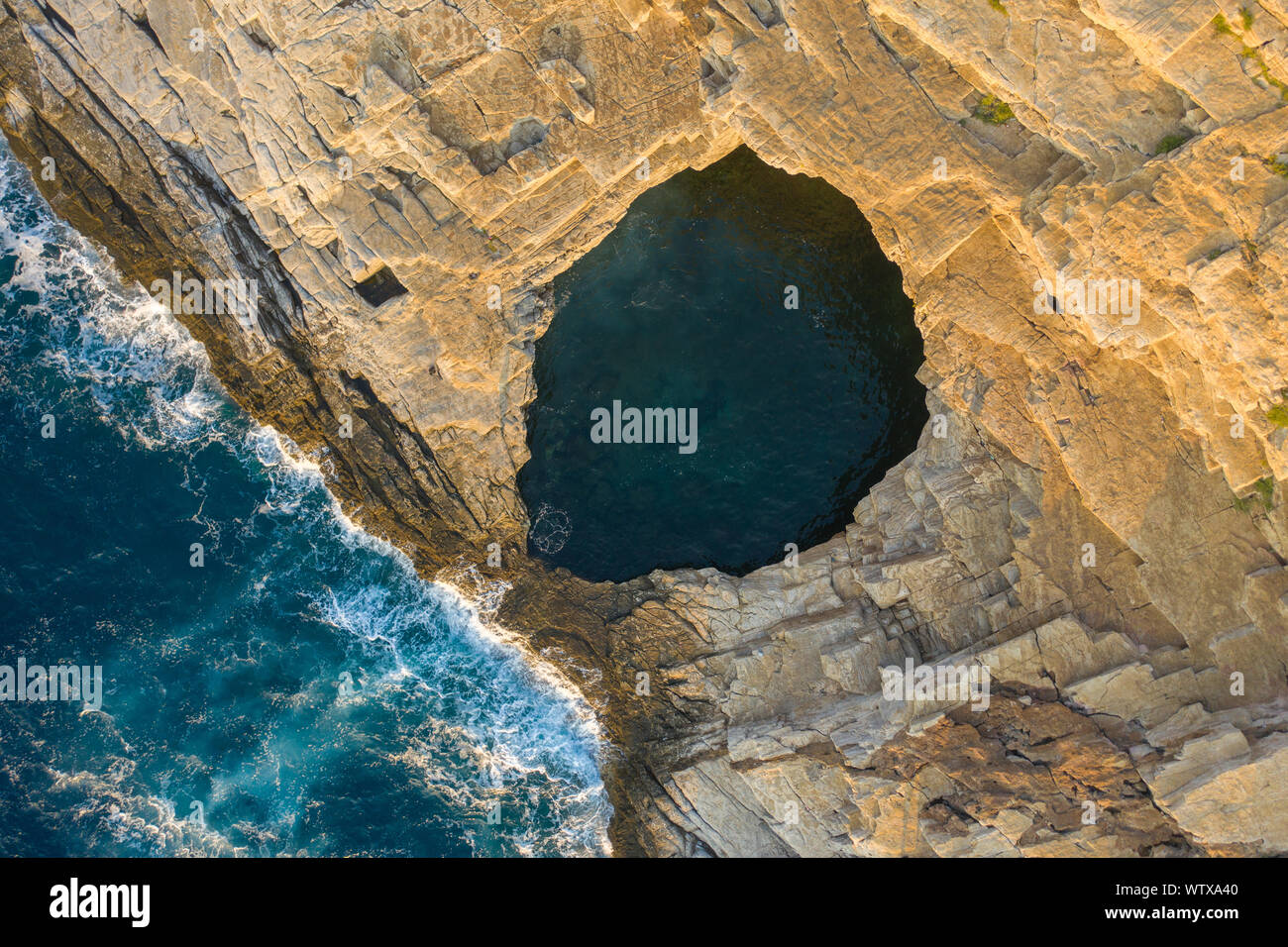 Antenna fuco vista di Giola laguna, un naturale piscina sul mare in Thassos, Grecia Foto Stock