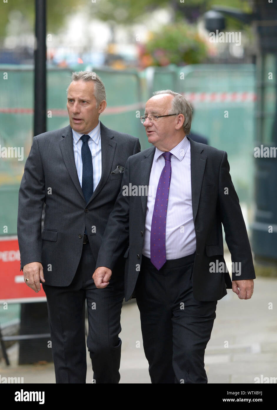 Ian Paisley Jnr MP (DUP: North Antrim) e Laurence Robertson MP (Tewkesbury) arrivano a Downing Street per un anno al numero 10, 2 settembre 201 Foto Stock