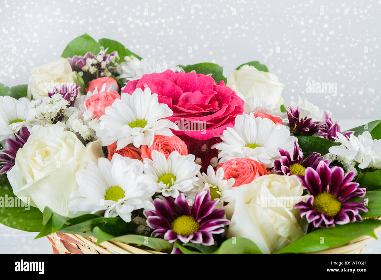 Cesto in Vimini con bouquet di fiori con non decorazione naturale su sfondo bianco. Spazio di copia Foto Stock