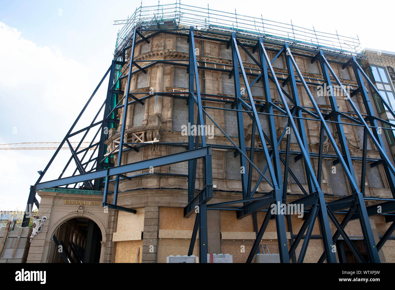 Il Dom-Hotel presso la cattedrale sarà completamente rinnovato, stabilizzato e assicurato facciata storica, Colonia, Germania. Settembre 2019. das Dom-Hot Foto Stock