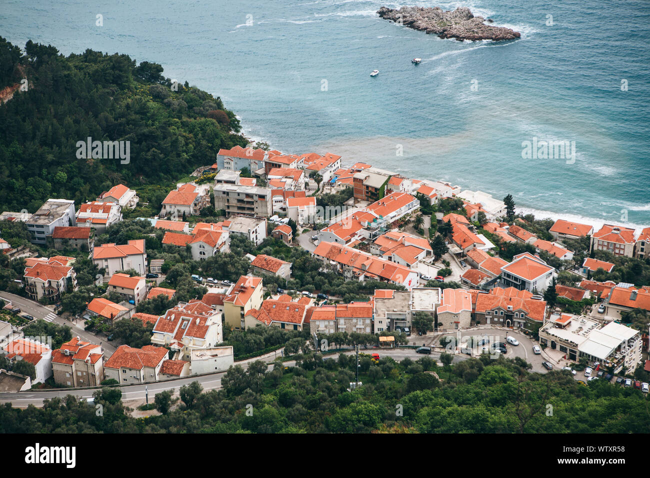 Splendida vista panoramica del mare, le isole e le città costiere in Montenegro. Foto Stock
