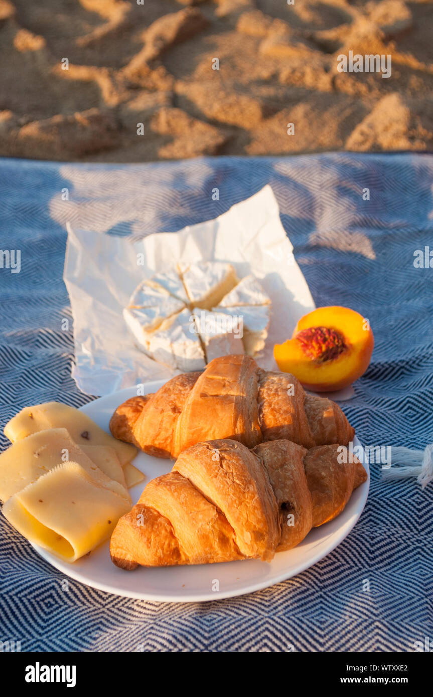 Estate picnic sulla spiaggia in riva al mare a sunrise. Foto Stock