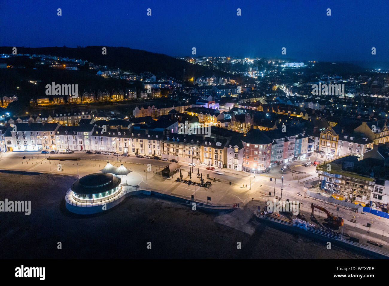 Vista aerea di Aberystwyth , su Cardigan Bay costa, west wales, di notte. Marzo 2019 Foto Stock