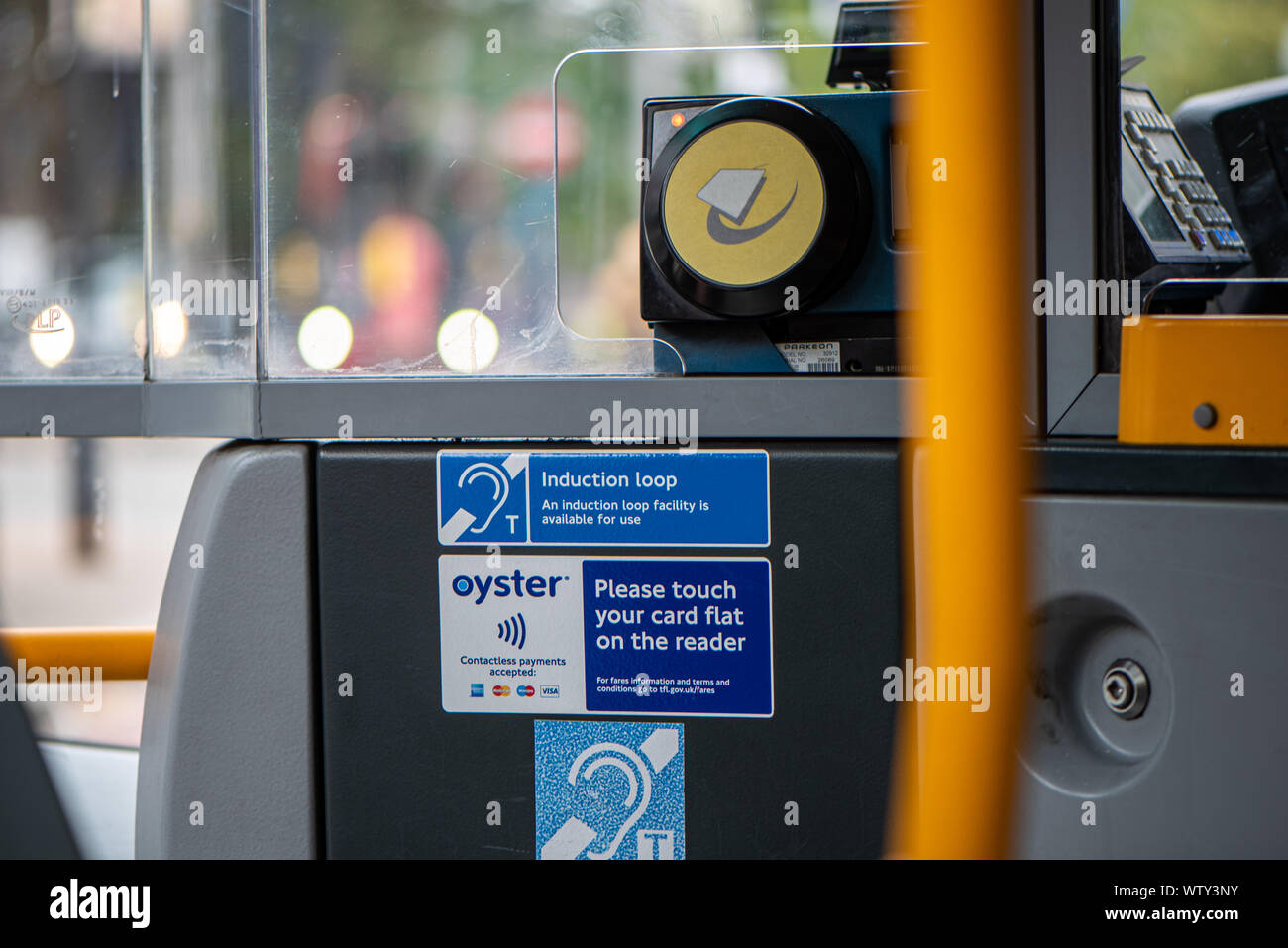 Oyster smart-card reader di pagamento su un Bus londinese, Strand, Londra, Regno Unito Foto Stock